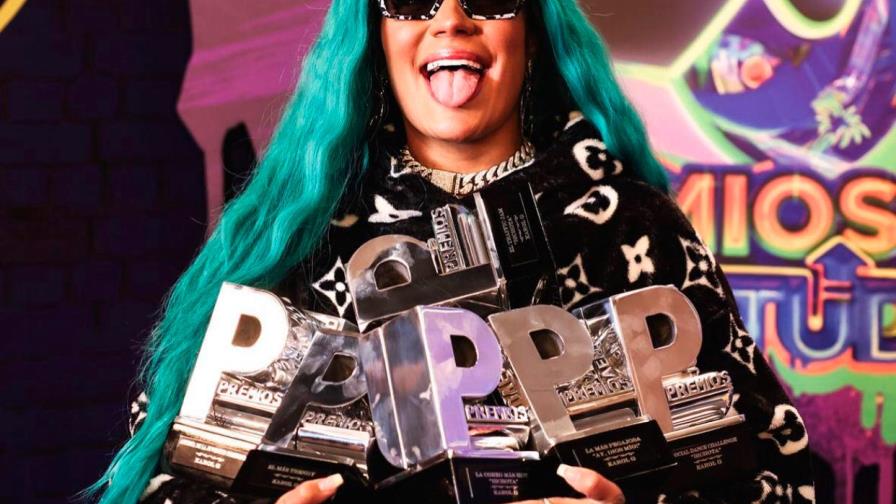 Karol G y Bad Bunny se coronan en unos Premios Juventud muy emotivos