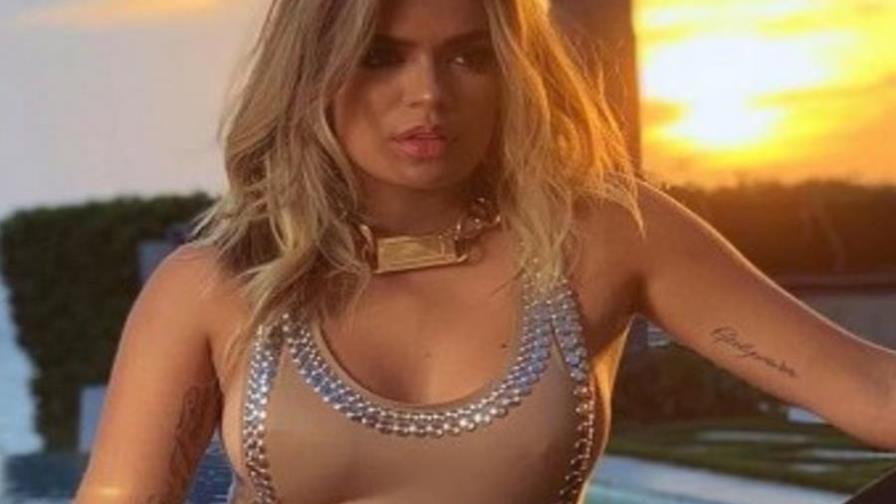 Karol G calienta las redes con video desde la ducha 