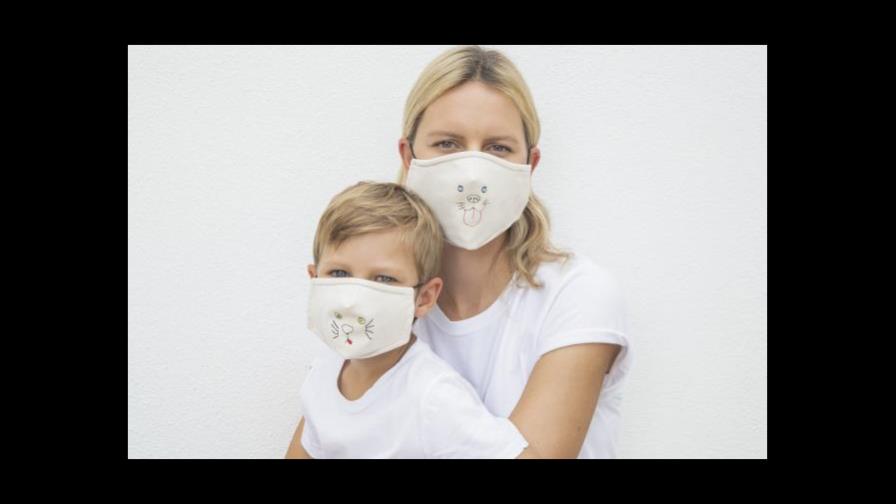 Karolina Kurkova lanza iniciativa para hacer más divertido el uso de mascarillas en niños