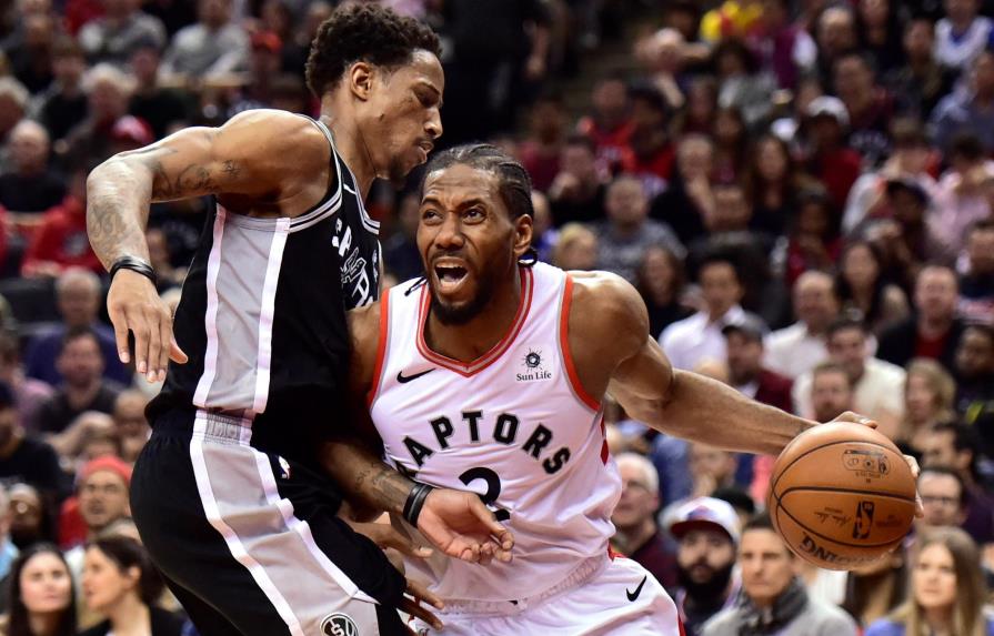 Leonard encabeza la victoria de los Raptors ante Spurs, su antiguo equipo
