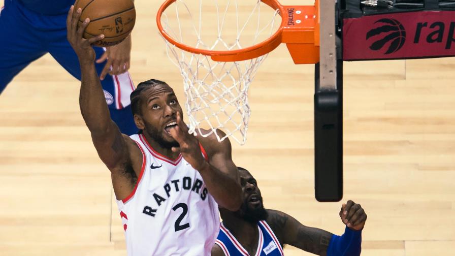 Leonard anota 45 puntos y Raptors se ponen 1-0 sobre los 76ers
