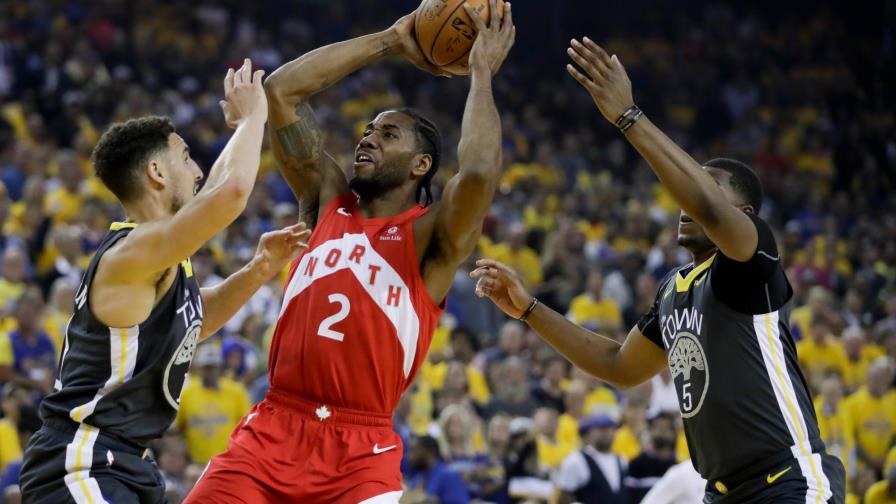 Raptors derrotan a los Warriors y se colocan a un triunfo del título de la NBA
OAKLAND, ESTADOS UNIDOS. Imparable, estelar, decisivo... la lista de adjetivos podría ser tan larga como sus eternos brazos: Kawhi Leonard destrozó este viernes a los Golden State Warriors y los Raptors ganaron 105-92 el cuarto encuentro de la Final para acariciar el primer título de la NBA de su historia. Pusieron la final 3-1.
Los canadienses tuvieron que esperar 25 años para disfrutar de un jugador irrepetible y parece que el pasado quedó atrás de un plumazo mientras el alero conectaba un triple detrás de otro, dejando a los vigentes campeones al borde del abismo.
El Oracle Arena de Oakland también podría haber acogido su último juego luego de que los Warriors vayan a trasladarse la próxima campaña a San Francisco.
Golden State recuperó de sendas lesiones al escolta Klay Thompson y al poste Kevon Looney pero Leonard fue una fuerza de la naturaleza imparable que acabó con los cimientos de la casa de sus oponentes como un huracán Raptors derrotan a los Warriors y se colocan a un triunfo del título de la NBA
OAKLAND, ESTADOS UNIDOS. Imparable, estelar, decisivo... la lista de adjetivos podría ser tan larga como sus eternos brazos: Kawhi Leonard destrozó este viernes a los Golden State Warriors y los Raptors ganaron 105-92 el cuarto encuentro de la Final para acariciar el primer título de la NBA de su historia. Pusieron la final 3-1.
Los canadienses tuvieron que esperar 25 años para disfrutar de un jugador irrepetible y parece que el pasado quedó atrás de un plumazo mientras el alero conectaba un triple detrás de otro, dejando a los vigentes campeones al borde del abismo.
El Oracle Arena de Oakland también podría haber acogido su último juego luego de que los Warriors vayan a trasladarse la próxima campaña a San Francisco.
Golden State recuperó de sendas lesiones al escolta Klay Thompson y al poste Kevon Looney pero Leonard fue una fuerza de la naturaleza imparable que acabó con los cimientos de la casa de sus oponentes como un huracán