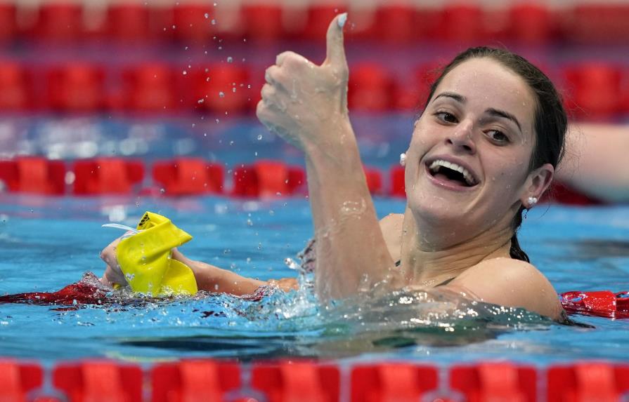 Australiana McKeown impone récord olímpico en 100 dorso