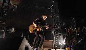 Keith Urban da concierto en autocine para trabajadores de salud