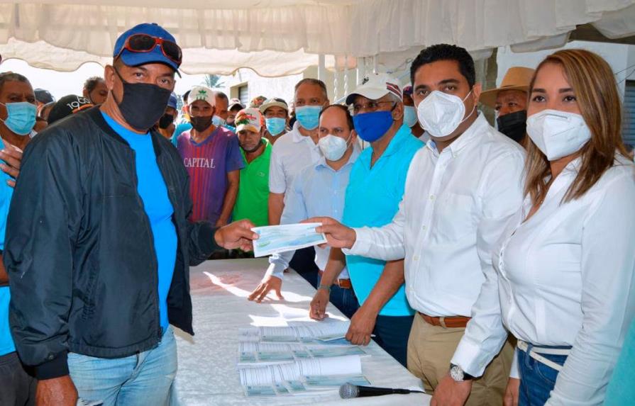 Alcalde de La Vega entrega un millón de pesos a trabajadores del aseo 