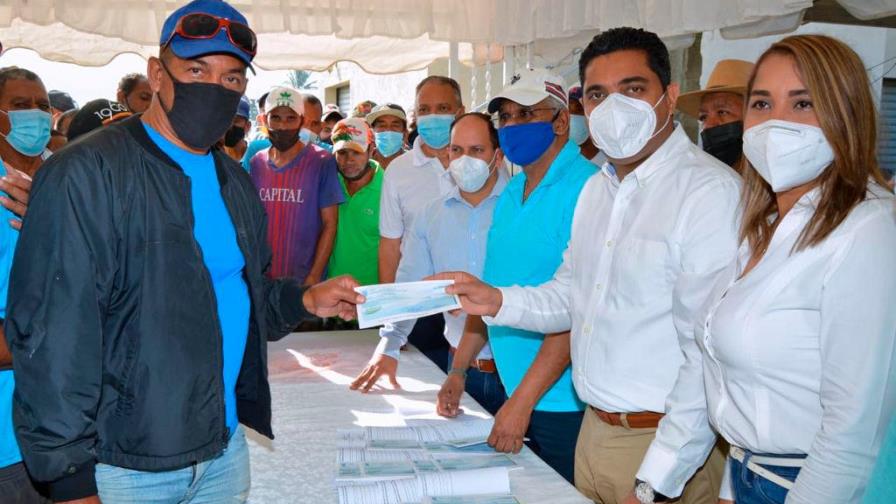 Alcalde de La Vega entrega un millón de pesos a trabajadores del aseo 