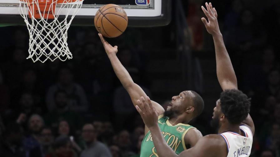 Joel Embiid anota 38 puntos y 76ers ganan a Celtics
