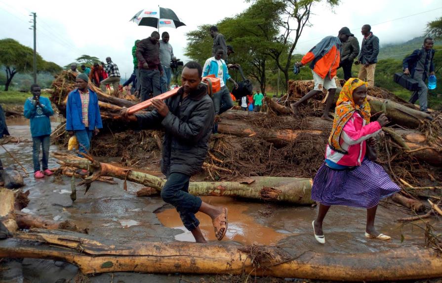 Suben a 52 los muertos por deslizamientos de tierra en el noroeste de Kenia