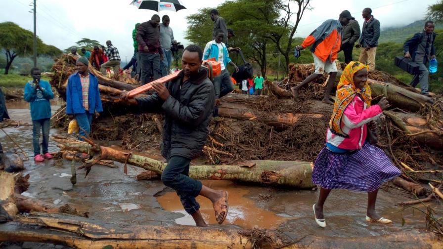 Suben a 52 los muertos por deslizamientos de tierra en el noroeste de Kenia
