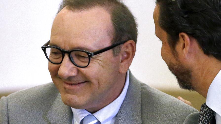 Fiscales retiran caso contra Kevin Spacey