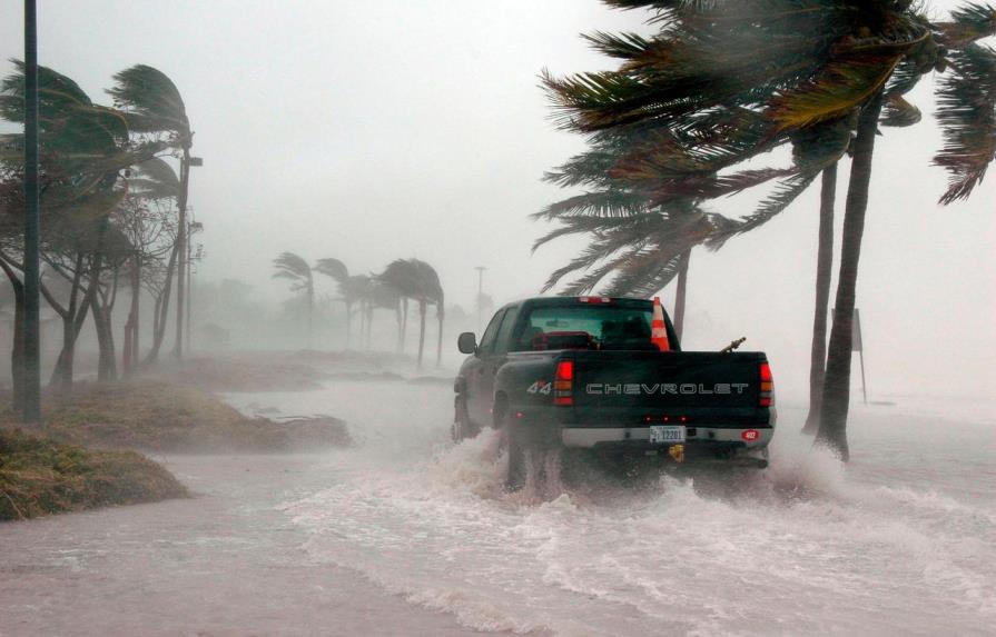 El huracán Sam se reorganiza tras debiltarse y puede volver a cobrar fuerza