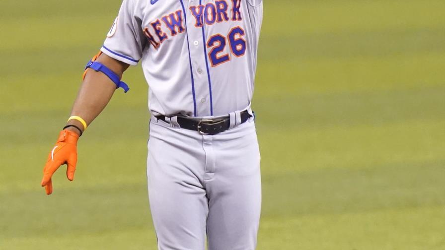 Lee batea al fin; Mets vencen a Marlins en 12 innings Lee batea al fin; Mets vencen a Marlins en 12 innings