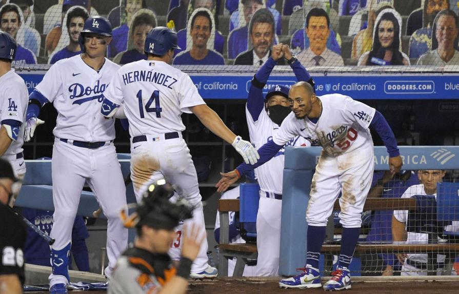Hernández produce 5; Dodgers abren campaña con triunfo