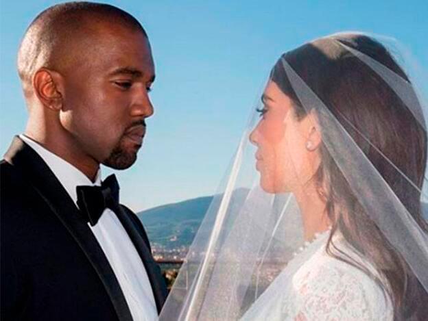 Kim Kardashian se vuelve a vestir de novia para Kanye West... ¿Y no se están divorciando?