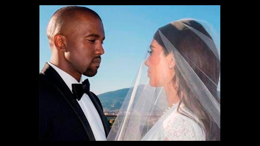 Kim Kardashian se vuelve a vestir de novia para Kanye West... ¿Y no se están divorciando?