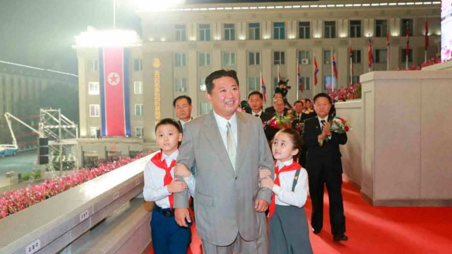 Kim Jong Un más delgado preside desfile militar por 73 aniversario de Corea del Norte 