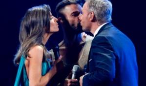 &iexcl;Pol&eacute;mica! Ricky Martin le roba un beso a presentador de festival de Vi&ntilde;a del Mar 