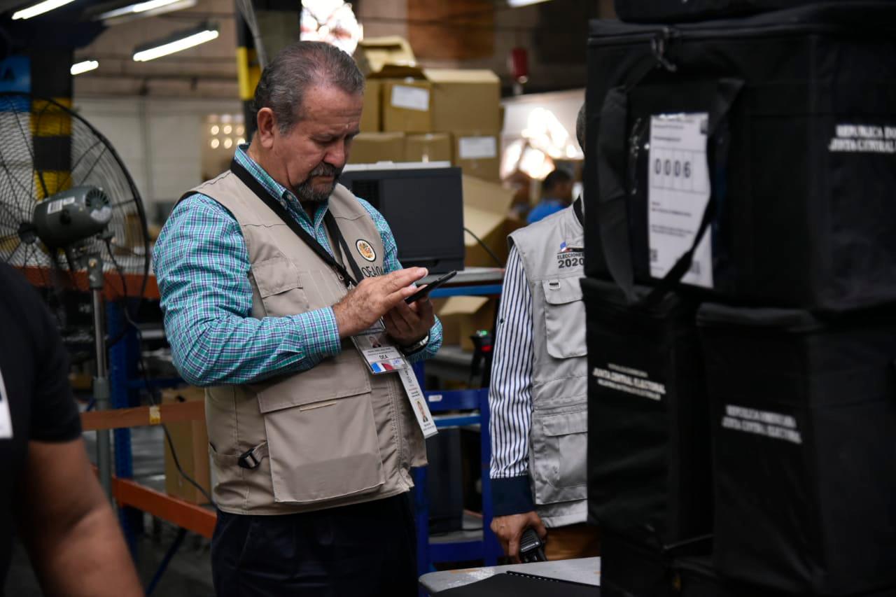 Un observador de la OEA durante el proceso de conformación de los kits.