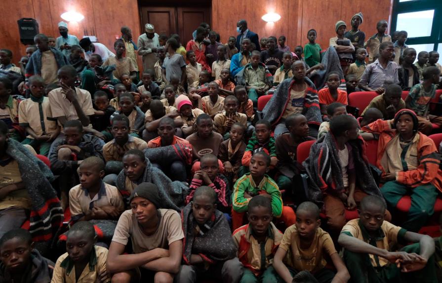 Grupo armado secuestra a unos 70 niños de escuela en Nigeria
