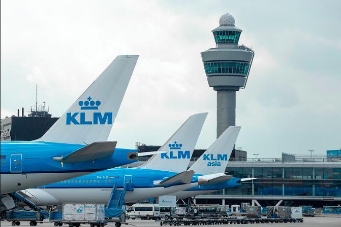 Aerolínea holandesa KLM se plantea un segundo plan de recortes por pandemia