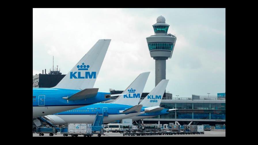 Aerolínea holandesa KLM se plantea un segundo plan de recortes por pandemia