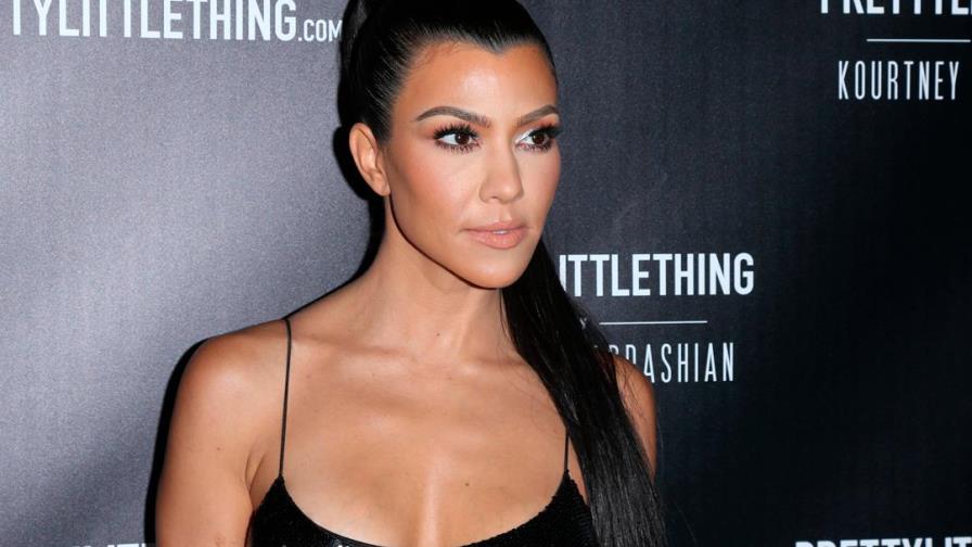 La mayor de las Kardashian recibe desfile de autos como fiesta de cumpleaños