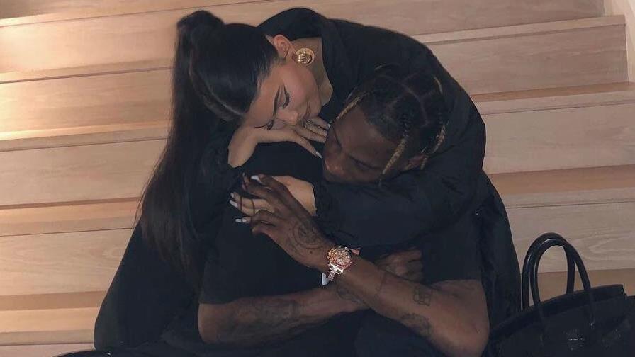 Kylie Jenner revoluciona Instagram con sensuales fotos con su ex Travis Scott