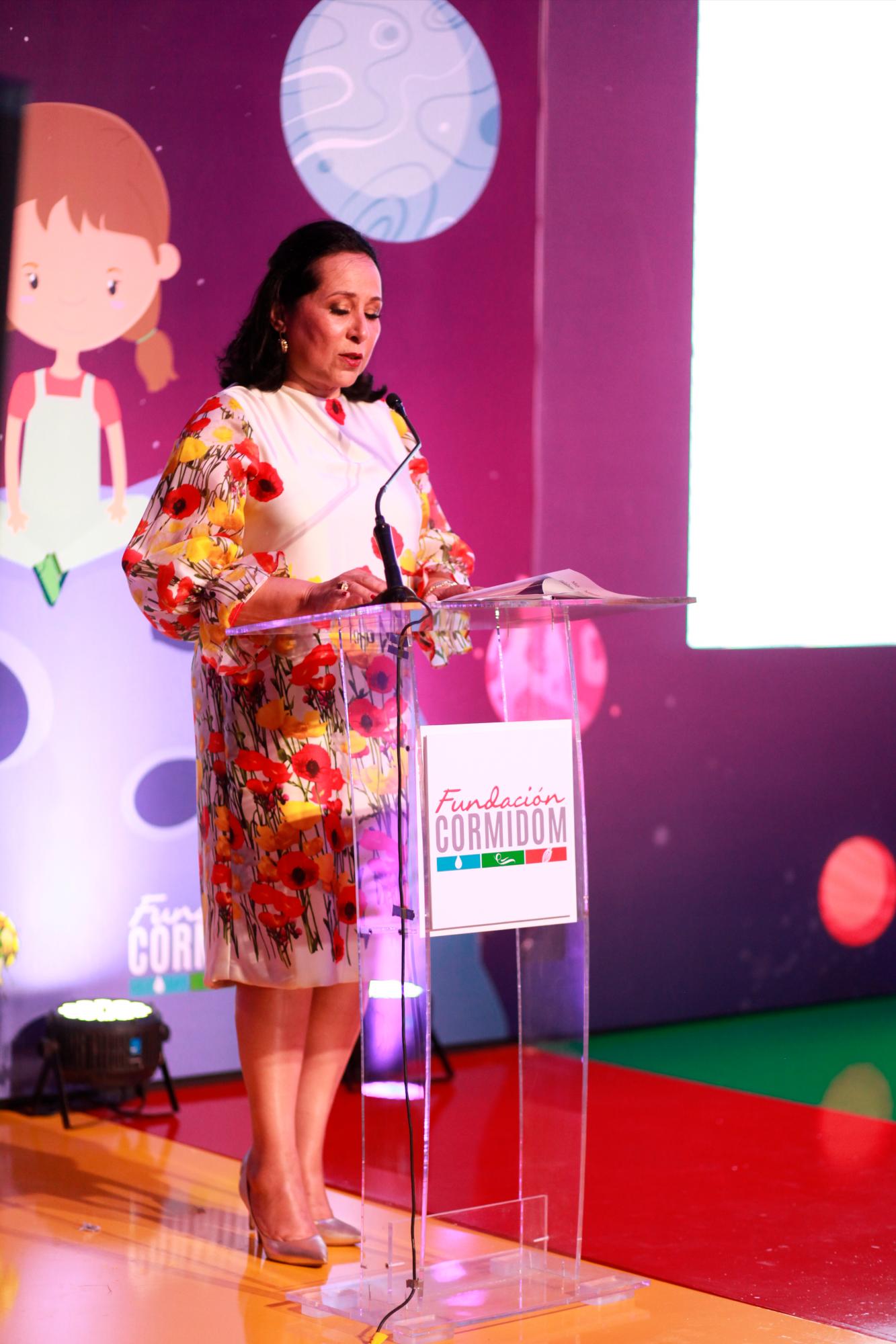 La autora del libro, María Teresa Ruiz de Catrain se refirió a como cobró vida esta nueva aventura en un recorrido imaginario por el Universo, la energía y la materia física.