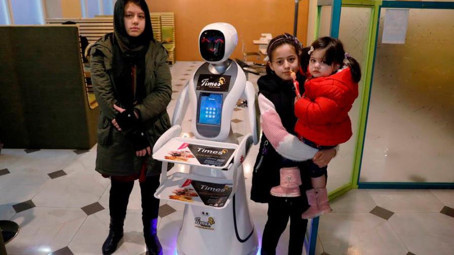 En Kabul, un robot camarero para aliviar el duro día a día de los afganos