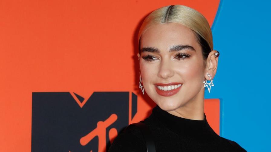 Acusan a la cantante Dua Lipa de fascista y neonazi