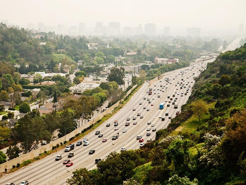 Latinos y negros, más expuestos a la contaminación vehicular en California
