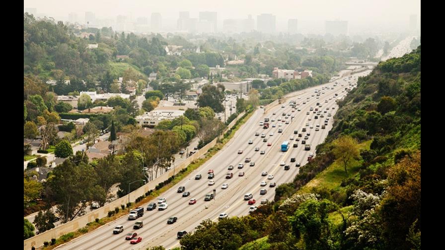 Latinos y negros, más expuestos a la contaminación vehicular en California