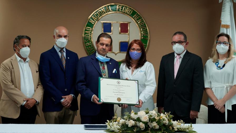 La UNPHU recibe la visita de su egresada distinguida la doctora Denise Núñez