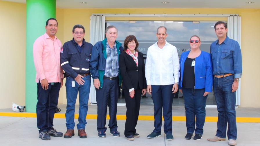 Embajadora de Estados Unidos visita complejo AES Andrés Embajadora de Estados Unidos visita complejo AES Andrés