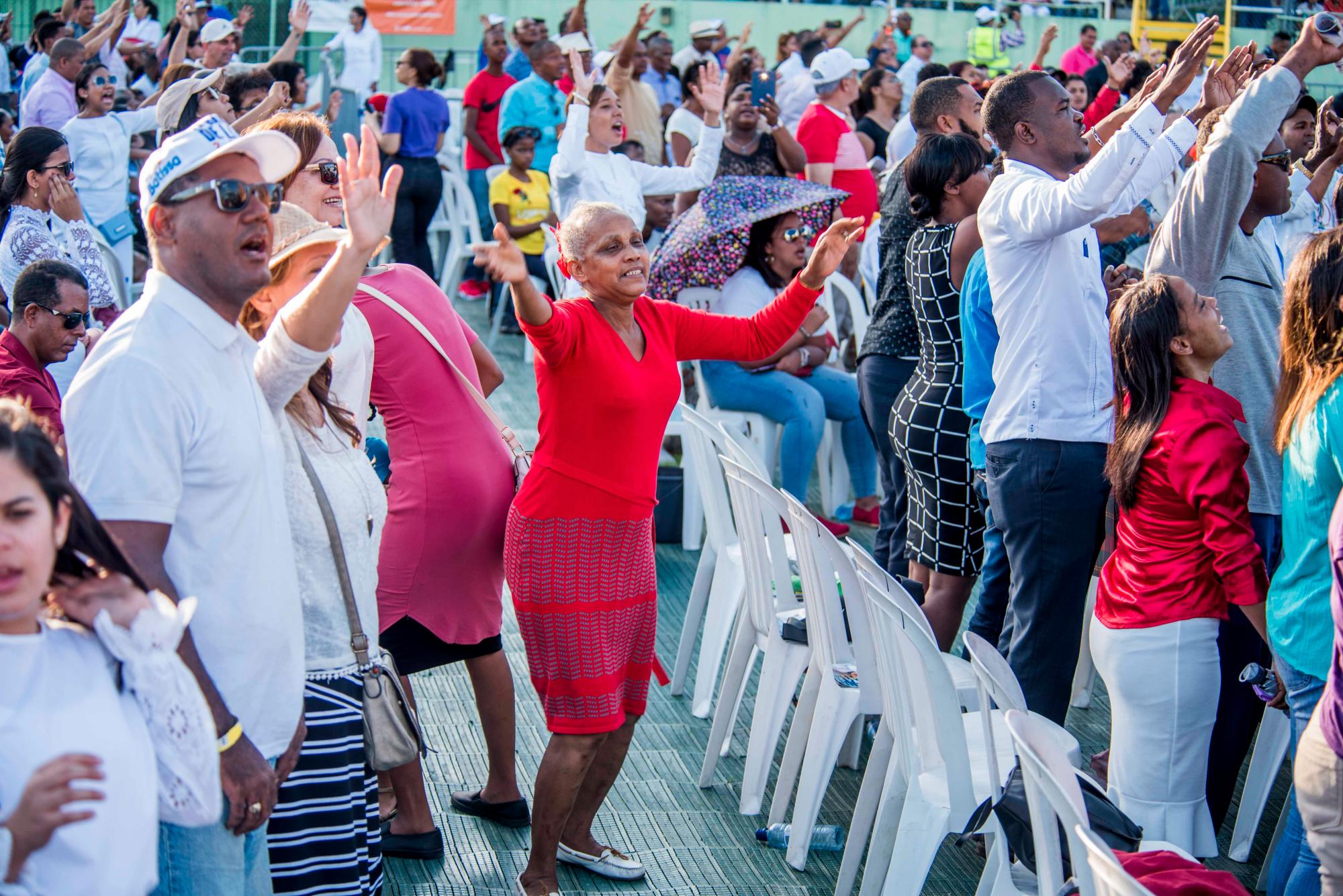 Muchos tararearon los cánticos religiosos interpretados en el encuentro.