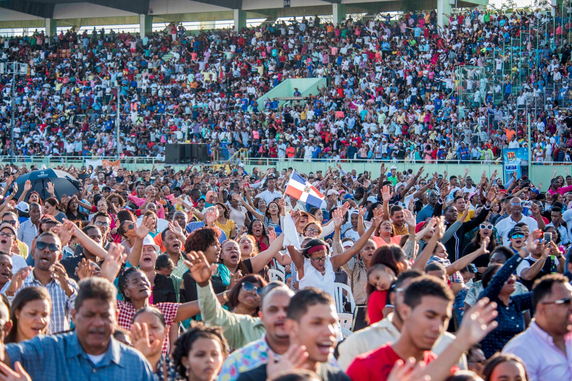 Los feligreses durante los momentos de adoración.
