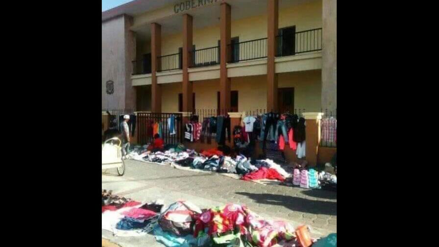 Denuncian haitianos realizan mercado en alrededores de la gobernación de La Altagracia
