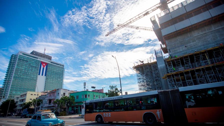 La retirada de acreditaciones a la Agencia EFE en Cuba provoca una cascada de condenas