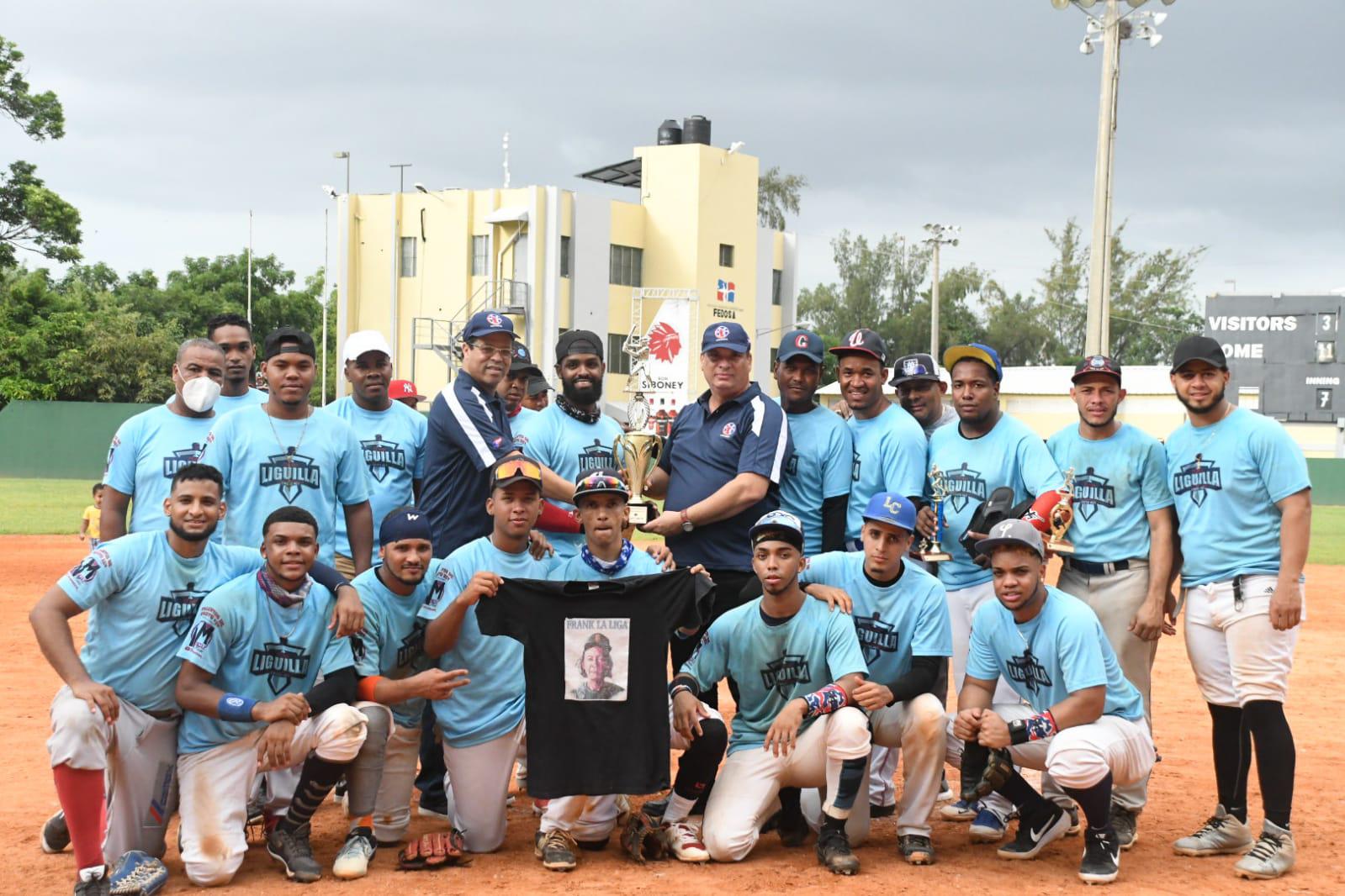 El equipo, Liguita de Cristo Rey  es premiado como campeón del III Festival de Equipos del Distrito Nacional, por el presidente de la entidad, Luis Díaz, junto a otros directivos. (Prensa Asadina/Martín Avila María)