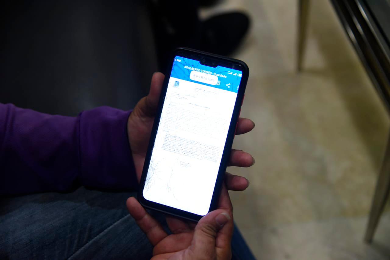 La madre Yulidza Rangel muestra el informe médico de su hijo.