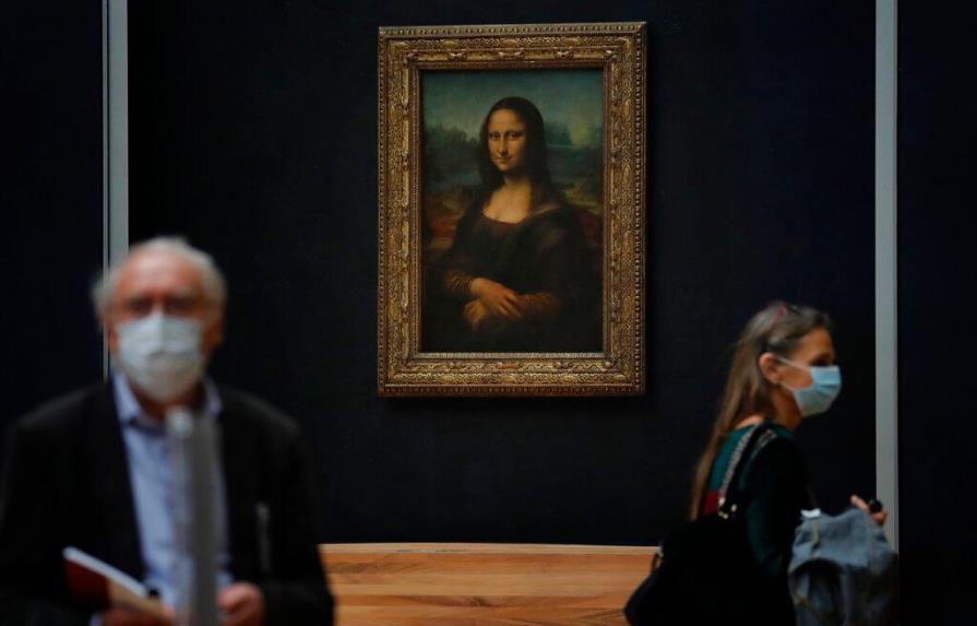 La Mona Lisa trata de atraer visitantes al Louvre