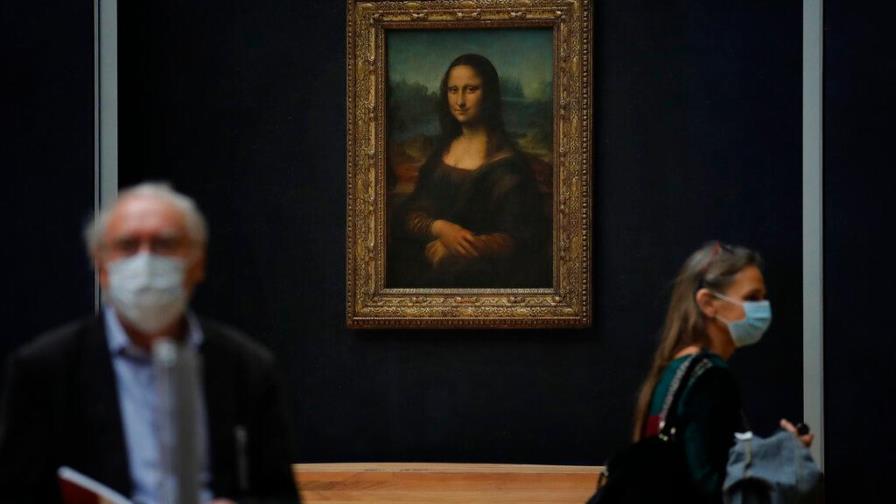 La Mona Lisa trata de atraer visitantes al Louvre