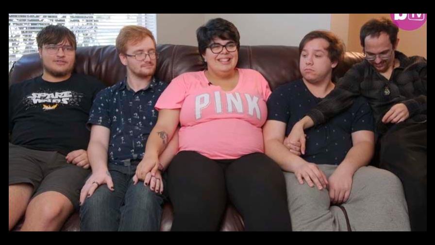 Mujer vive con tres de sus cuatro novios y está embarazada