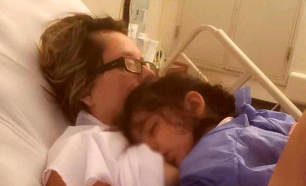Mujer en estado vegetativo despierta al oír a su hija pedirle que la amamante