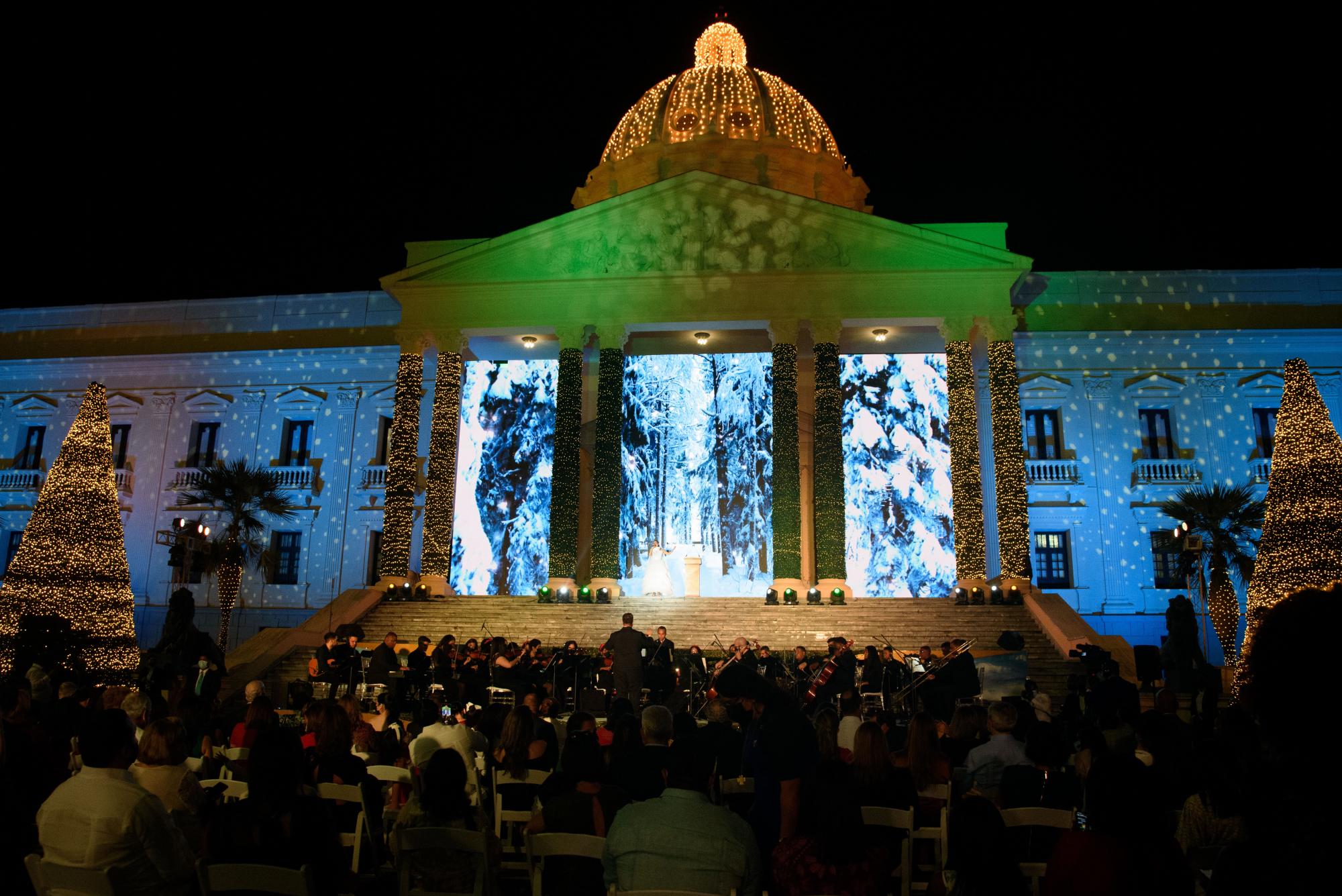 La Navidad llenó de color y luces al Palacio Nacional