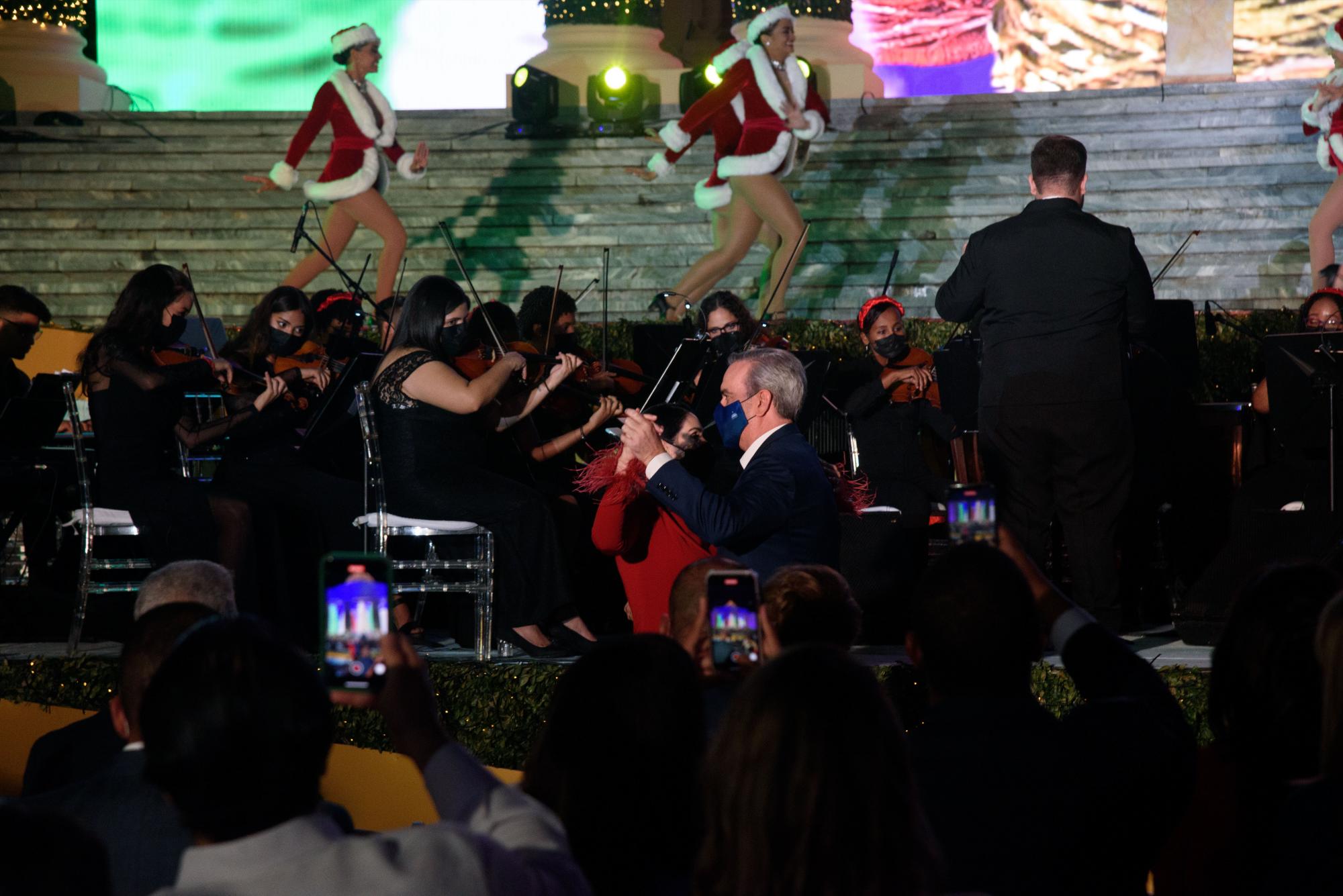 Una orquesta y bailarinas vestidas de Santa amenizaron el acto en el que el presidente Luis Abinader y la primera dama Raquel Arbaje, aprovecharon para bailar ante los presentes. (Foto: Francisco Arias)