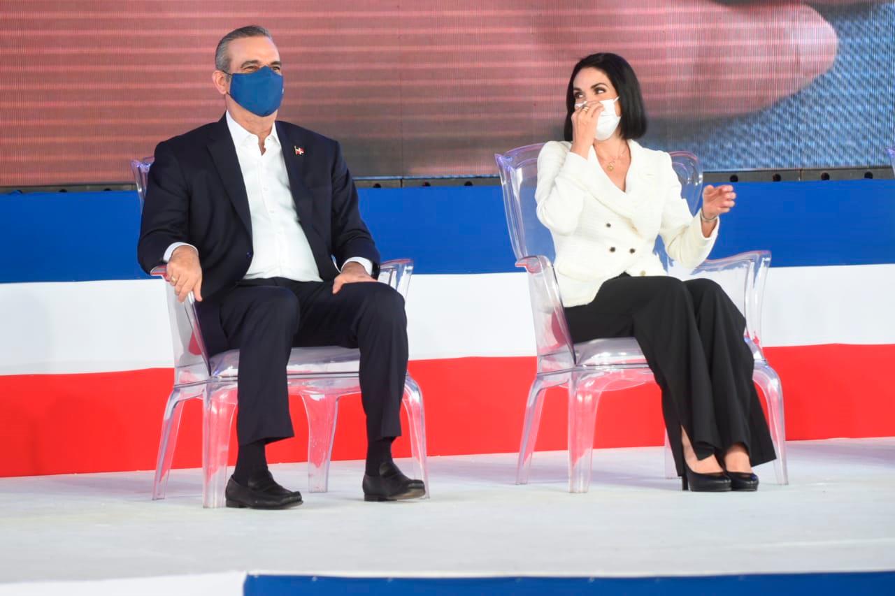 El presidente Luis Abinader y la primera dama, Raquel Arbaje, durante la inauguración del Año Escolar 2020-2021