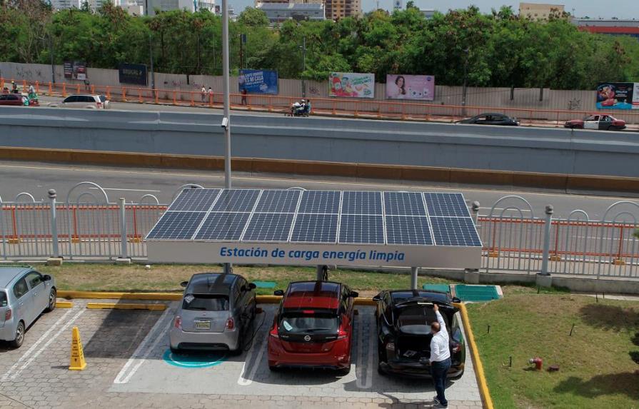 Banco Popular ofrece energía limpia gratuita a vehículos híbridos y eléctricos