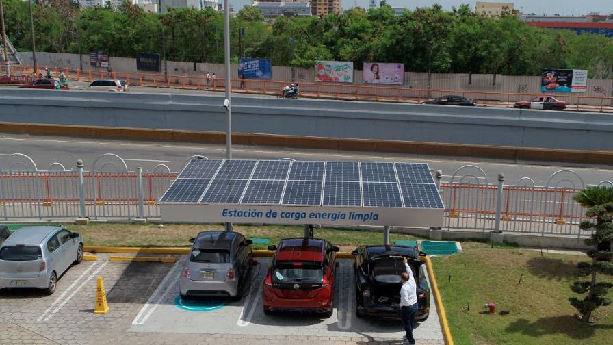 Banco Popular ofrece energía limpia gratuita a vehículos híbridos y eléctricos