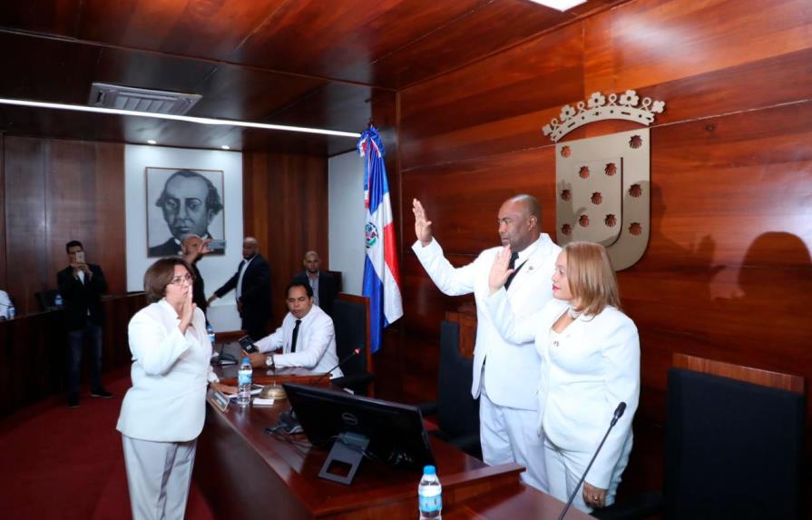 Regidor del danilismo asume la presidencia de la sala capitular de Santiago